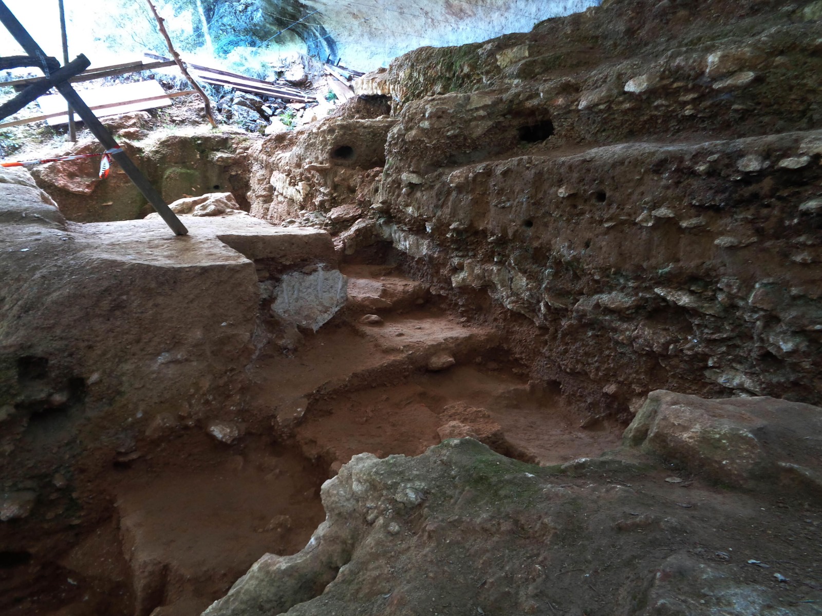 Abri du Maras en France, vieux de 39 000 à 50 000 ans.