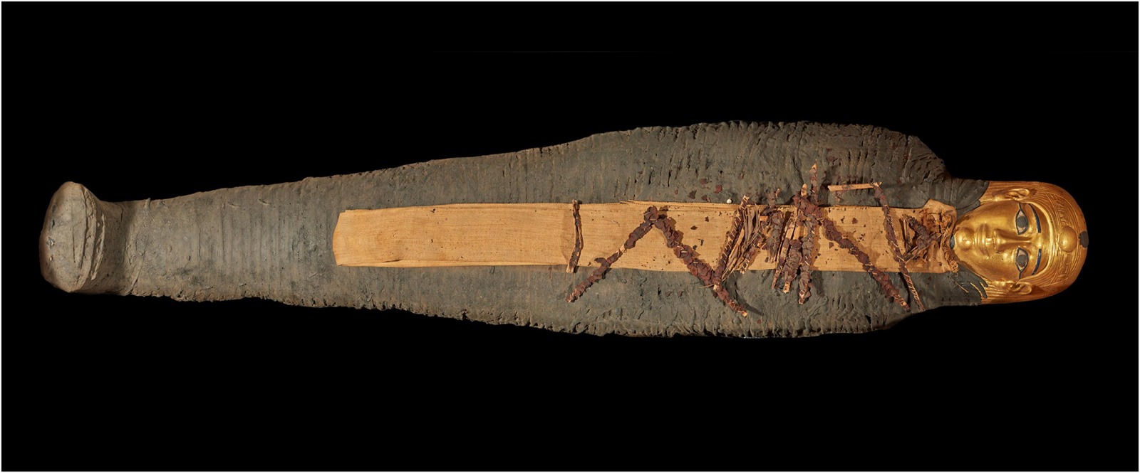 Adolescent momifié au cœur d'or en Egypte, il y a 2 300 ans.