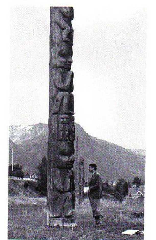 Arlette & Kurt Seligmann devant le totem Gitksan (Colombie-Britannique, Canada), le 12-13 mai 1939.