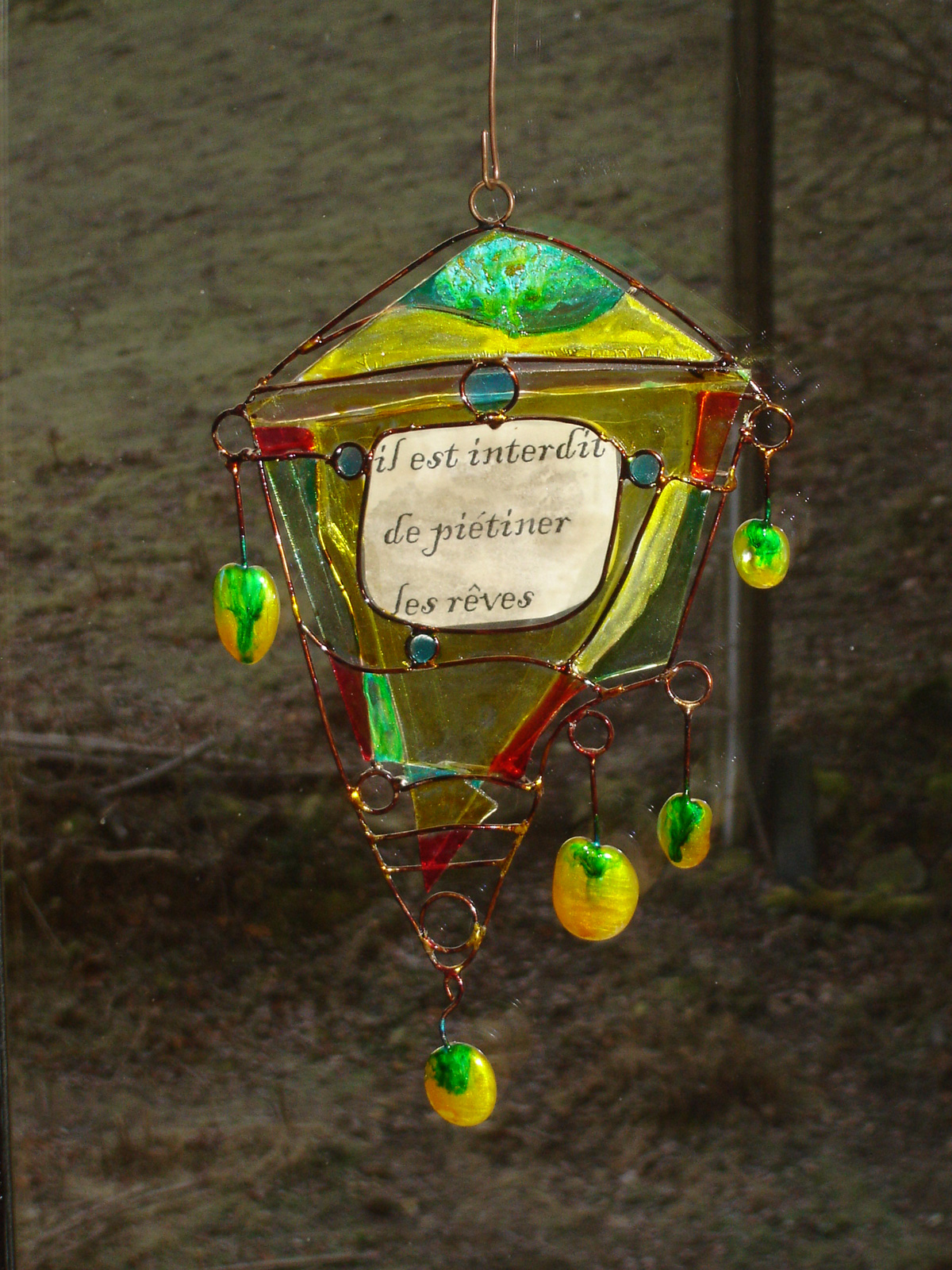 Attrape-rêves, multicolore & translucide, du gîte "Au Fil de Soi" d'Issamoulenc, dans l'Auzène, en Ardèche.