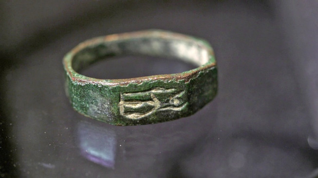 Bague en bronze au mont Carmel en Israël, vieille de 1 800 ans.