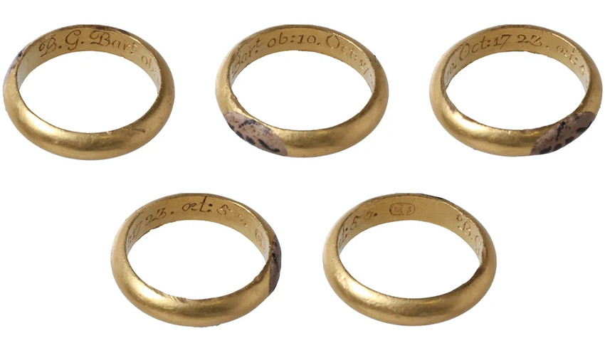 Bague en or incrustée d'émail, ornée d'un crâne, au Royaume-Uni, de 1723.