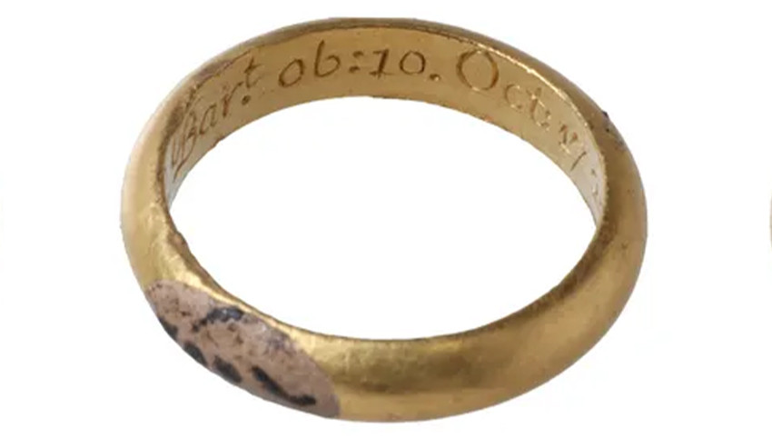 Bague en or incrustée d'émail, ornée d'un crâne, au Royaume-Uni, de 1723.