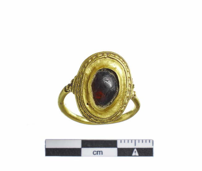 Bague en or d'une princesse inconnue au Danemark, il y a 1 500 ans.