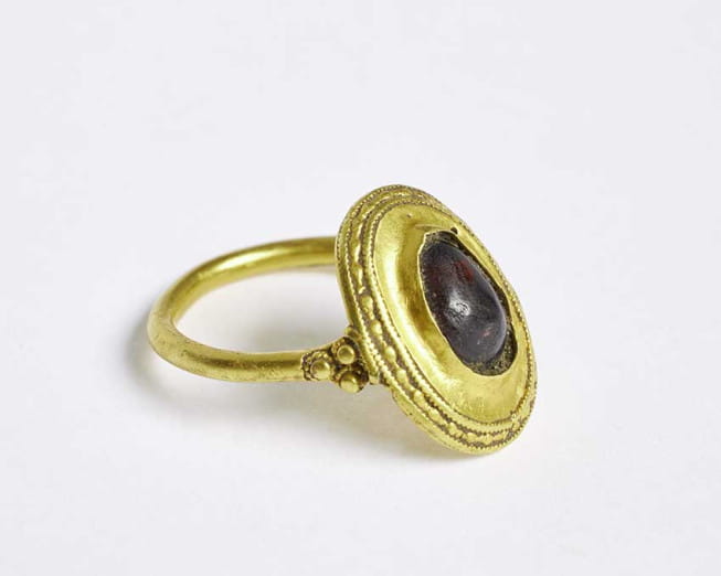 Bague en or d'une princesse inconnue au Danemark, il y a 1 500 ans.