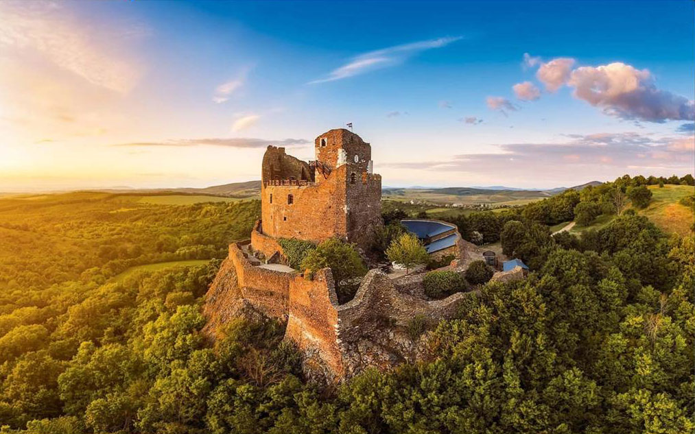 Chateau d'Hollókő à 65km de Budapest en Hongrie, du XIIe siècle.