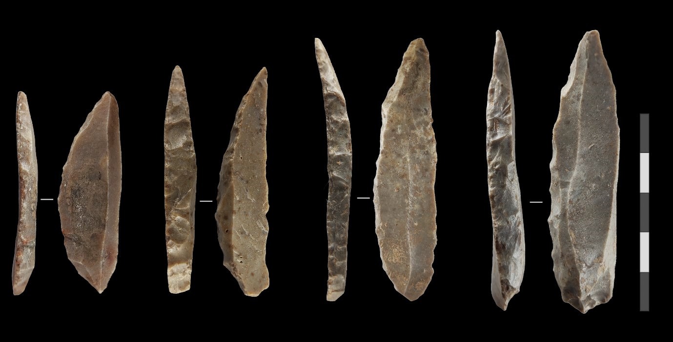Couteaux en pierre des Néandertaliens vivant il y a 42 000 ans.