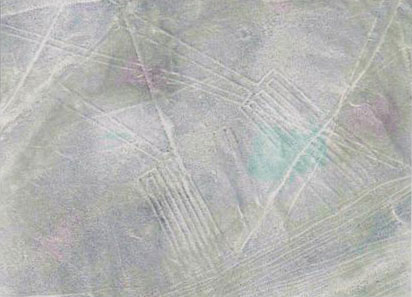 Créature aux longs doigts, à Nasca au Pérou en Amérique du Sud.