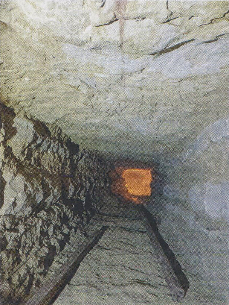 Galerie centrale de la descenderie, depuis la chambre funéraire.