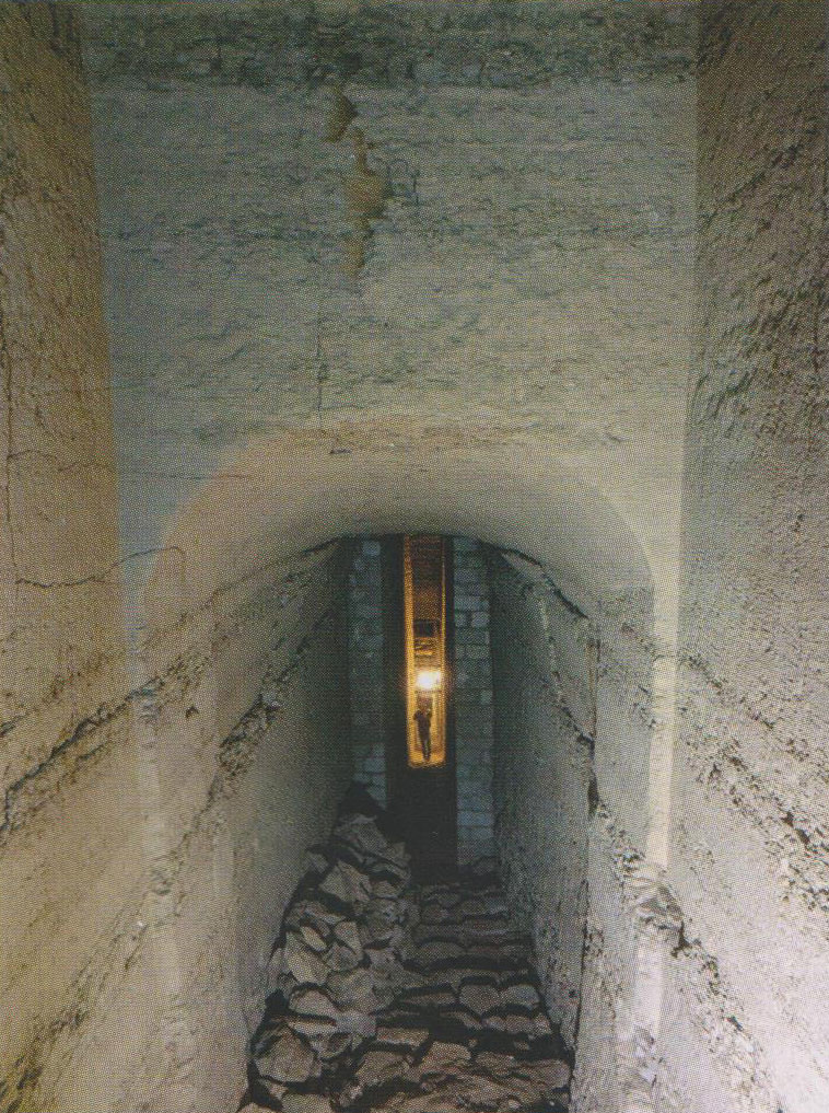 Premier tronçon de la descenderie conduisant à la chambre funéraire.