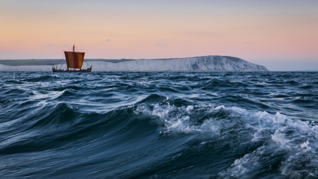 Drakkar, bateau viking en mer