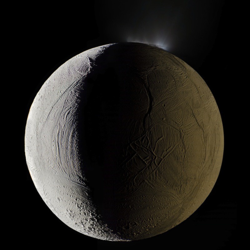 Panache de glace sur Encelade, lune de Saturne.