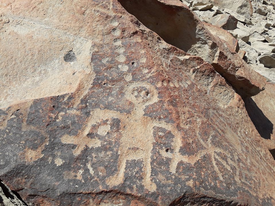 Pétroglyphes montrant une entité à trois doigts à Miculla, près de Tacna au Pérou.