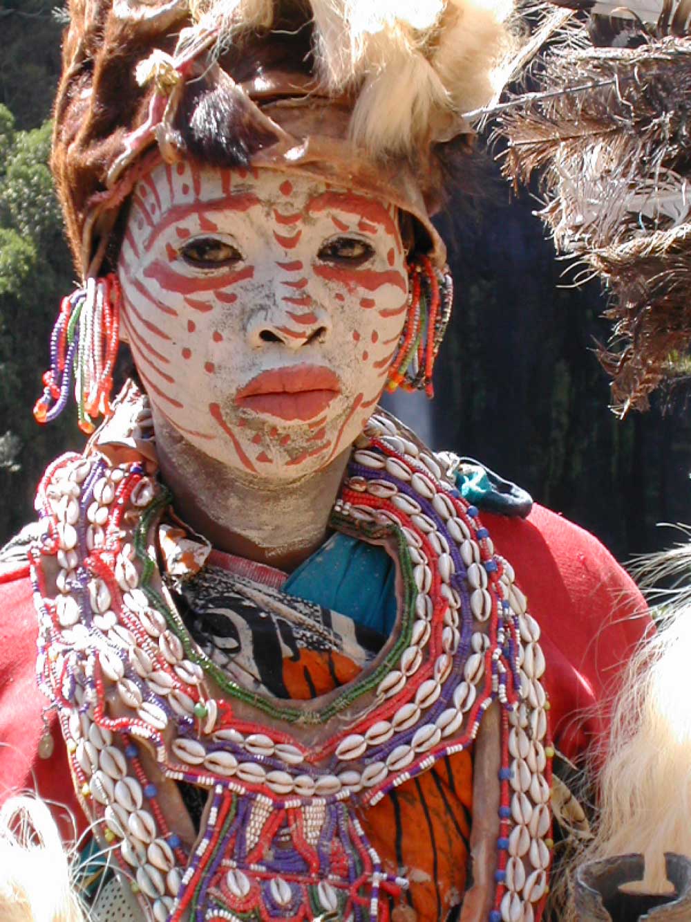 Ethne Kikuyu, en robe traditionnelle au Kenya.