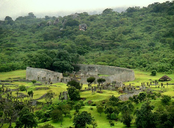 Forteresse des ruines de Zimbabwe datant du IXe siècle.