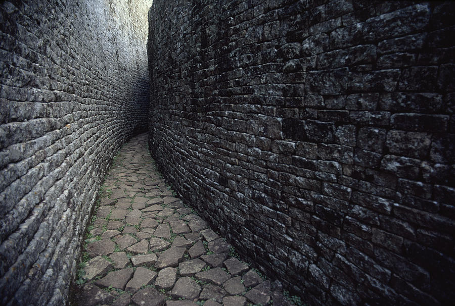 Murs en pierres sècles de la forteresse des ruines de Zimbabwe datant du IXe siècle.
