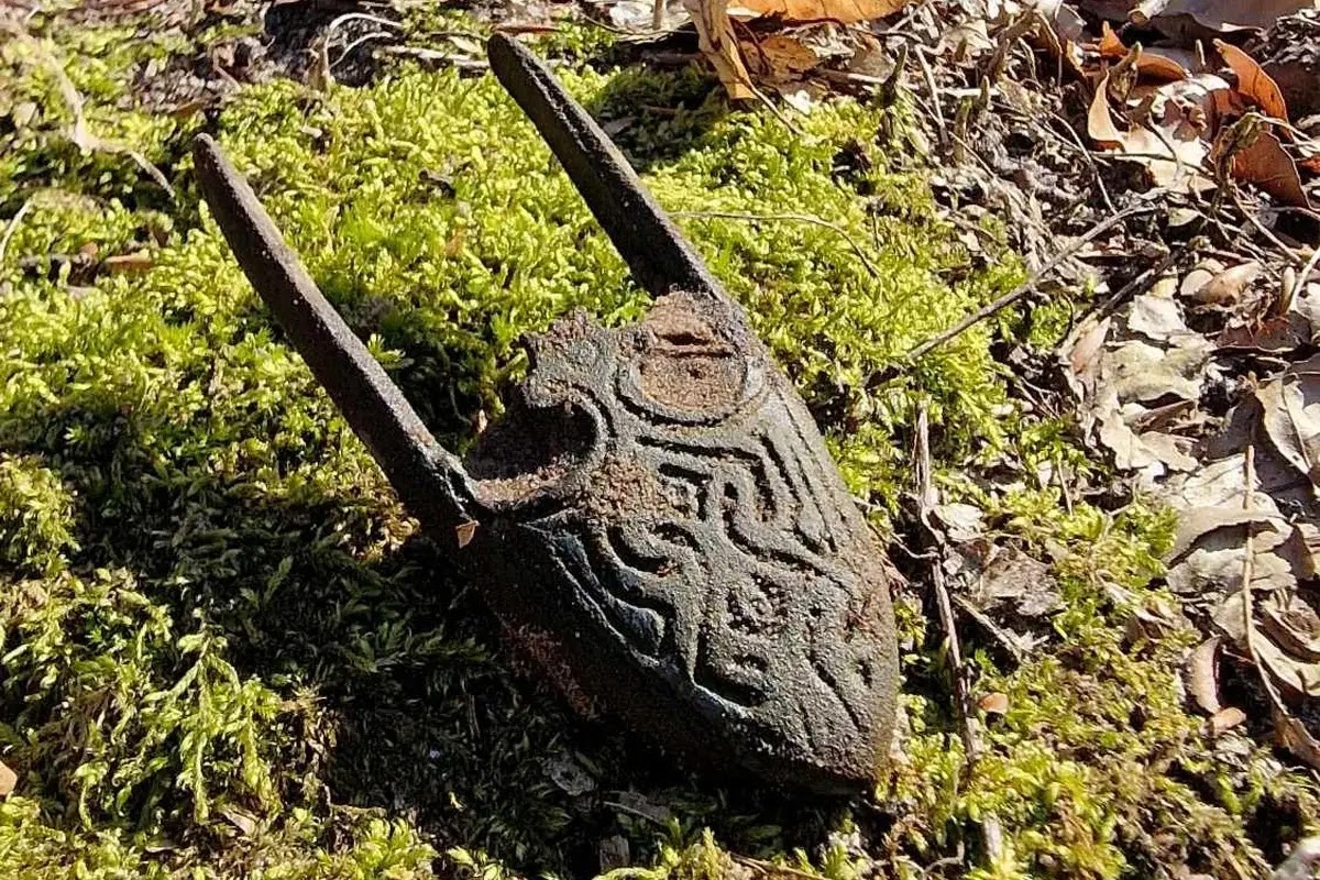 Fourreau d'épée d'Iława en Pologne vieux de 1 000 ans.