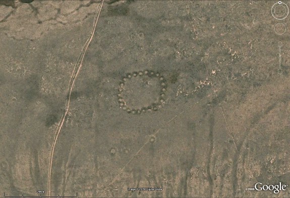 Géoglyphe d'un cercle, dessiné en filigrane ou motif en pointillé, constitué de vingt-cinq disques, au Kazakhstan.