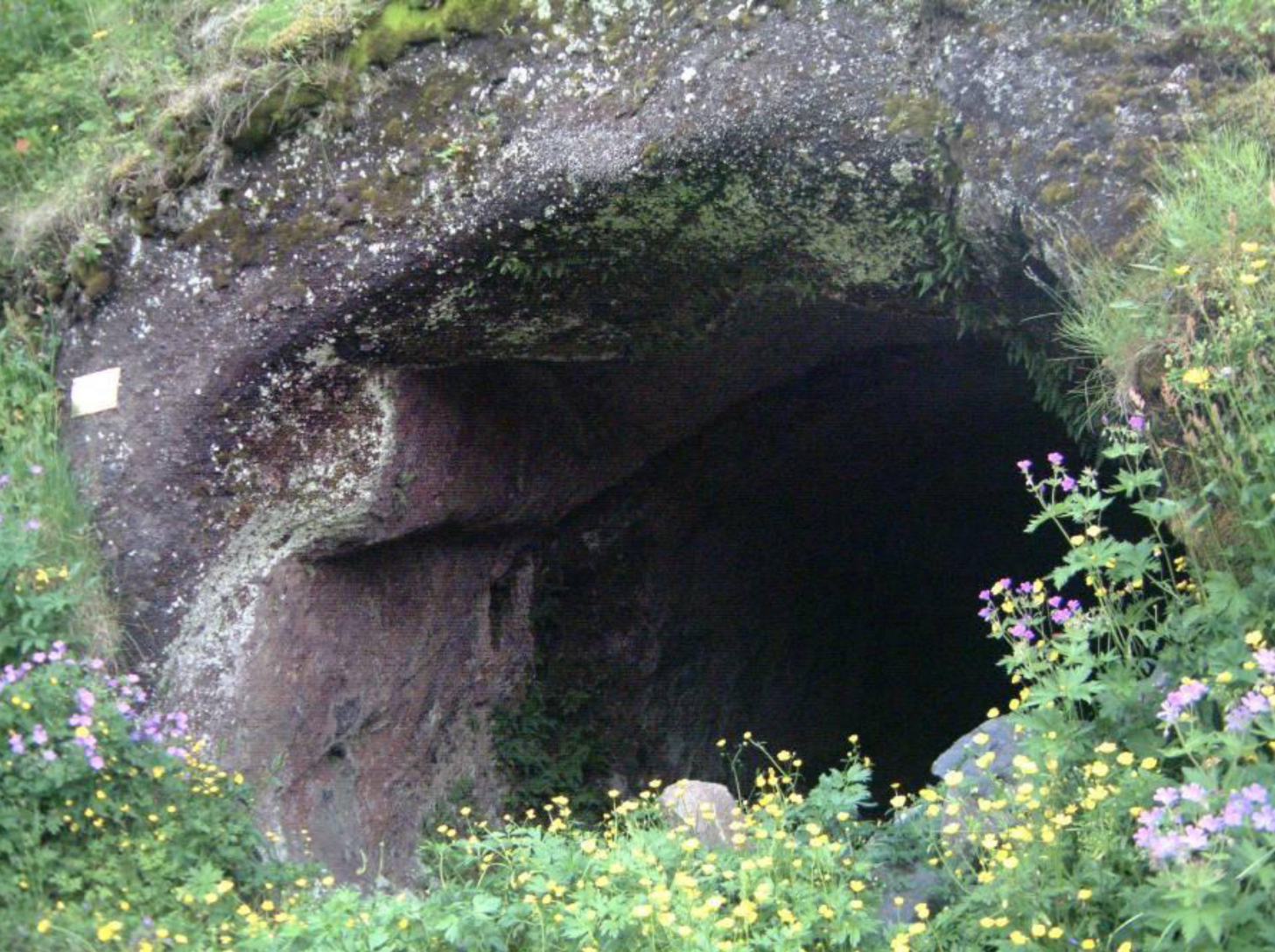 Croix chrétienne dans la grotte artificielle de Seljalandshellar en Islande, datant de l'an 800 de notre ère.