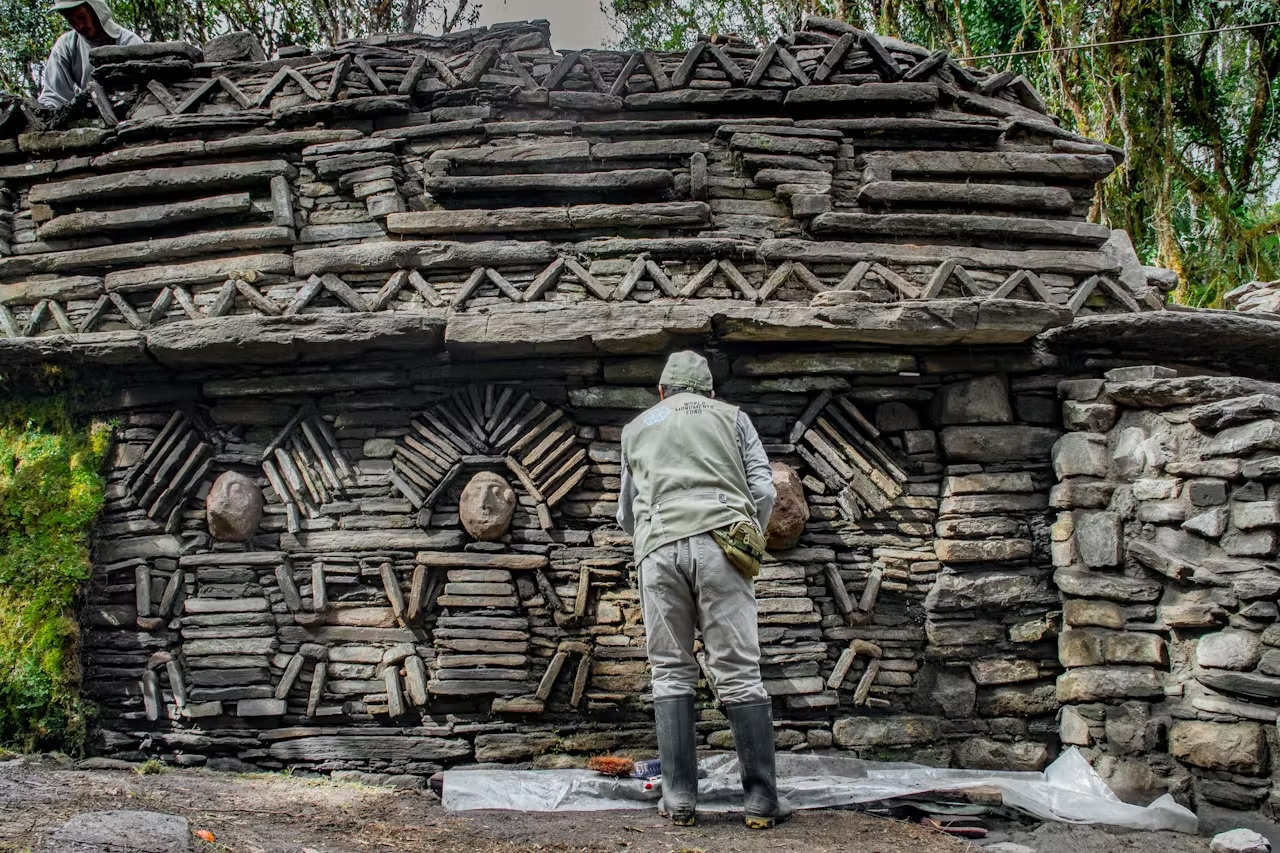 Habitation à la façade aux visages amérindiens, au Pérou, il y a 1 400 ans.