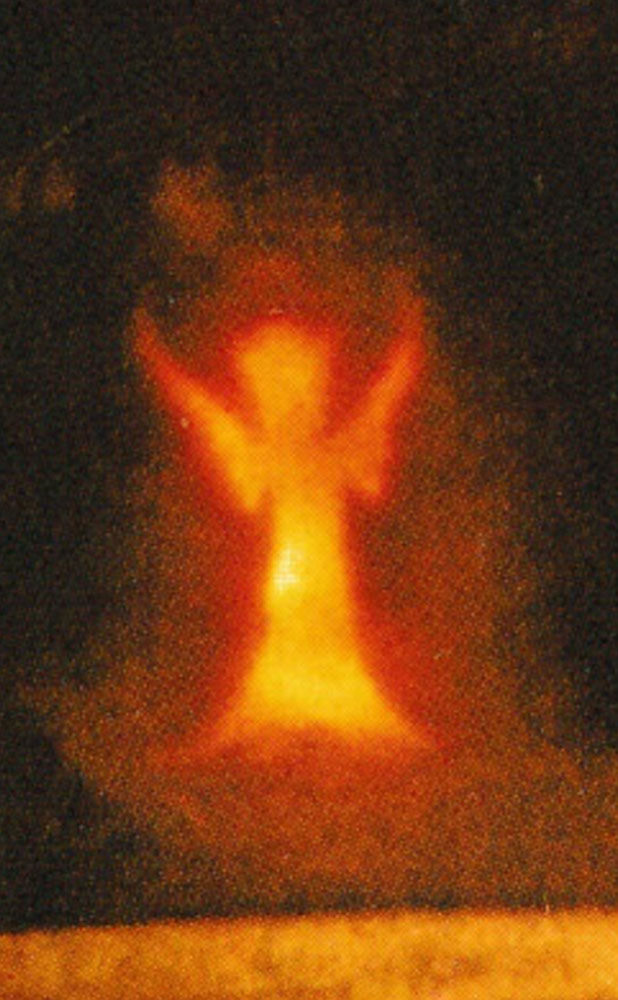 Humanoïde ailé, pilote d'un ufo (ovni) ovoïde.