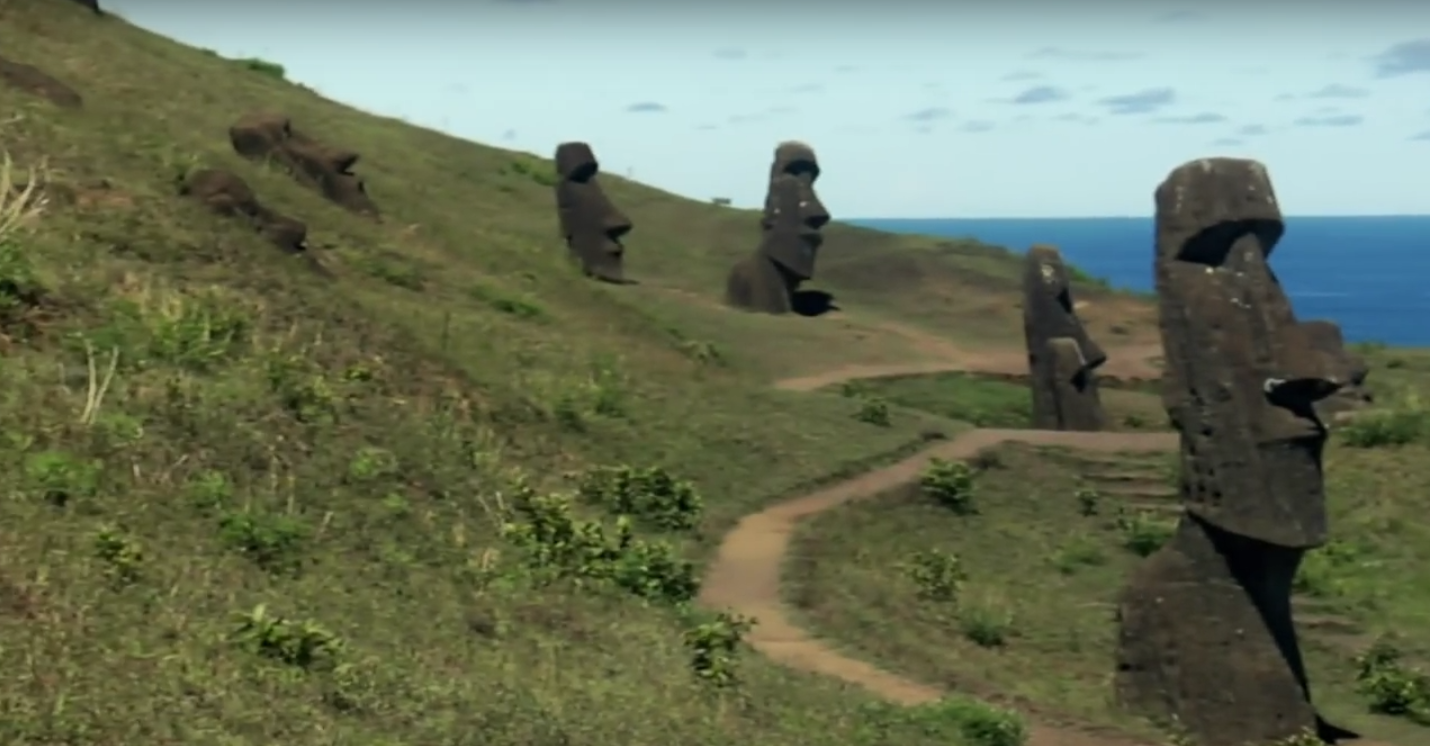 Moaï sur la pente du volcan Rano Raraku sur l'île de Pâques.