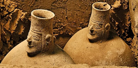 Jarres dans la tombe royale de la reine d'El Castillo de Huarmey au Pérou, il y a 400 ans.