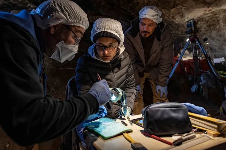 L'archéozoologue Joaquim Arroyo-Cabrales & l'archéologue Lorena Becerra-Valdivia dans la grotte de Chiquihuite dans la sierra del Astillero au Mexique.