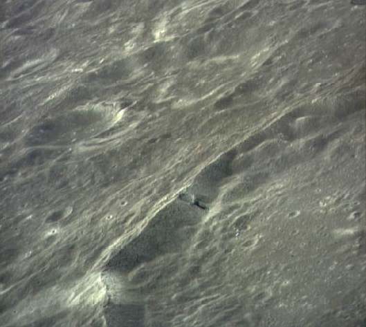 Base lunaire dans le cratère en forme d'obélisque.