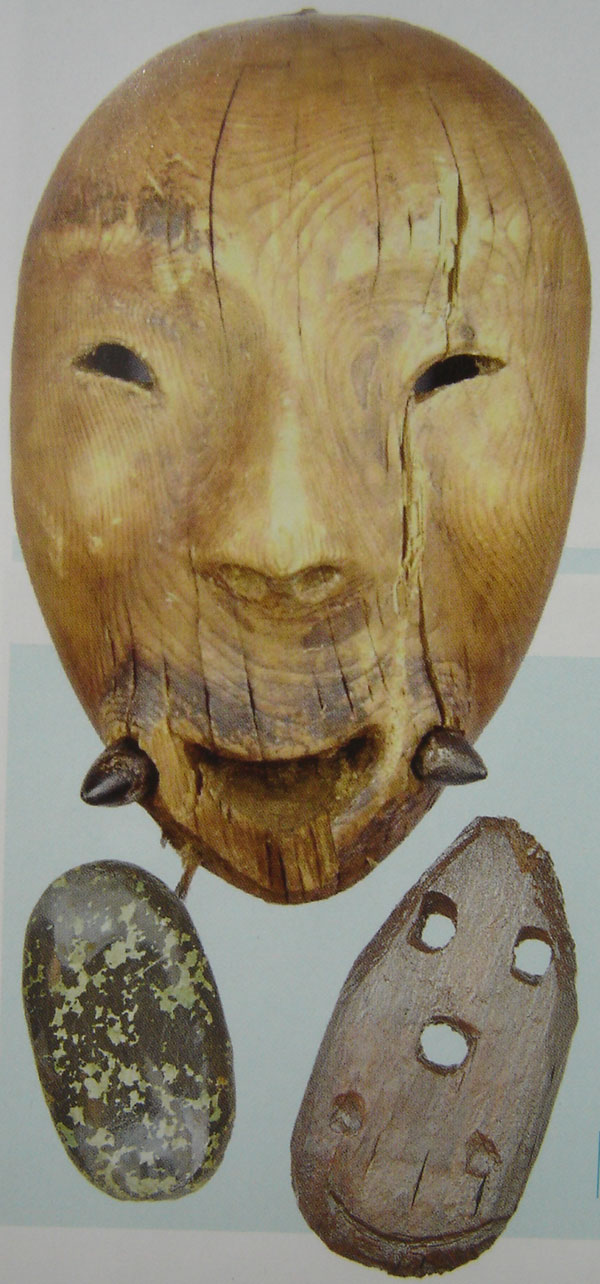 Masques et labrets de Nunalleq en mer de Béring, entre Etats-Unis & Russie.