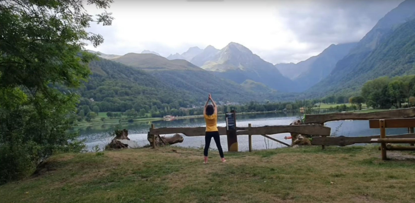 Phase congratulation : Debout, paumes des mains jointes au-dessus de la tête, merci dame Nature !