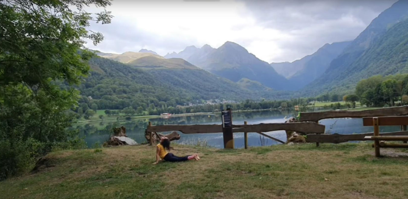 Position détente : Jambes & cuisses allongées, tête droite, mains à terre, bras tendus, ventre hors sol.