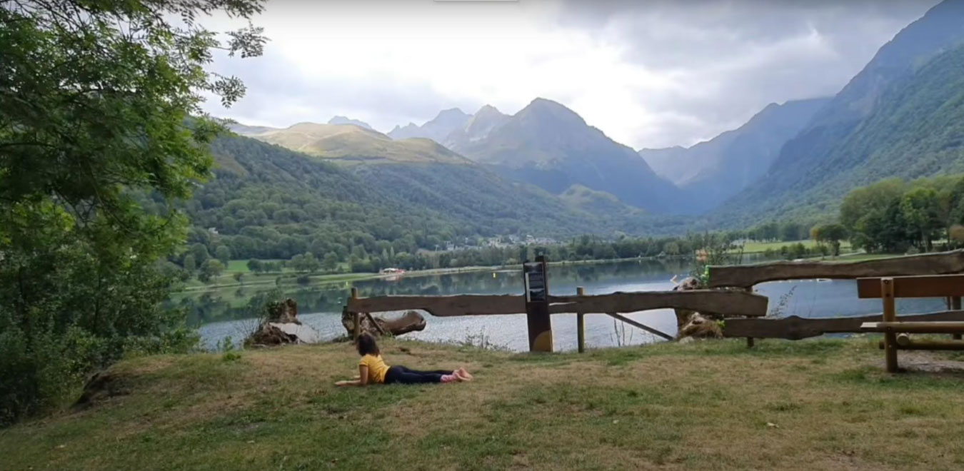 Position détente : Jambes & cuisses allongées, tête droite, mains-coudes-ventre à terre.