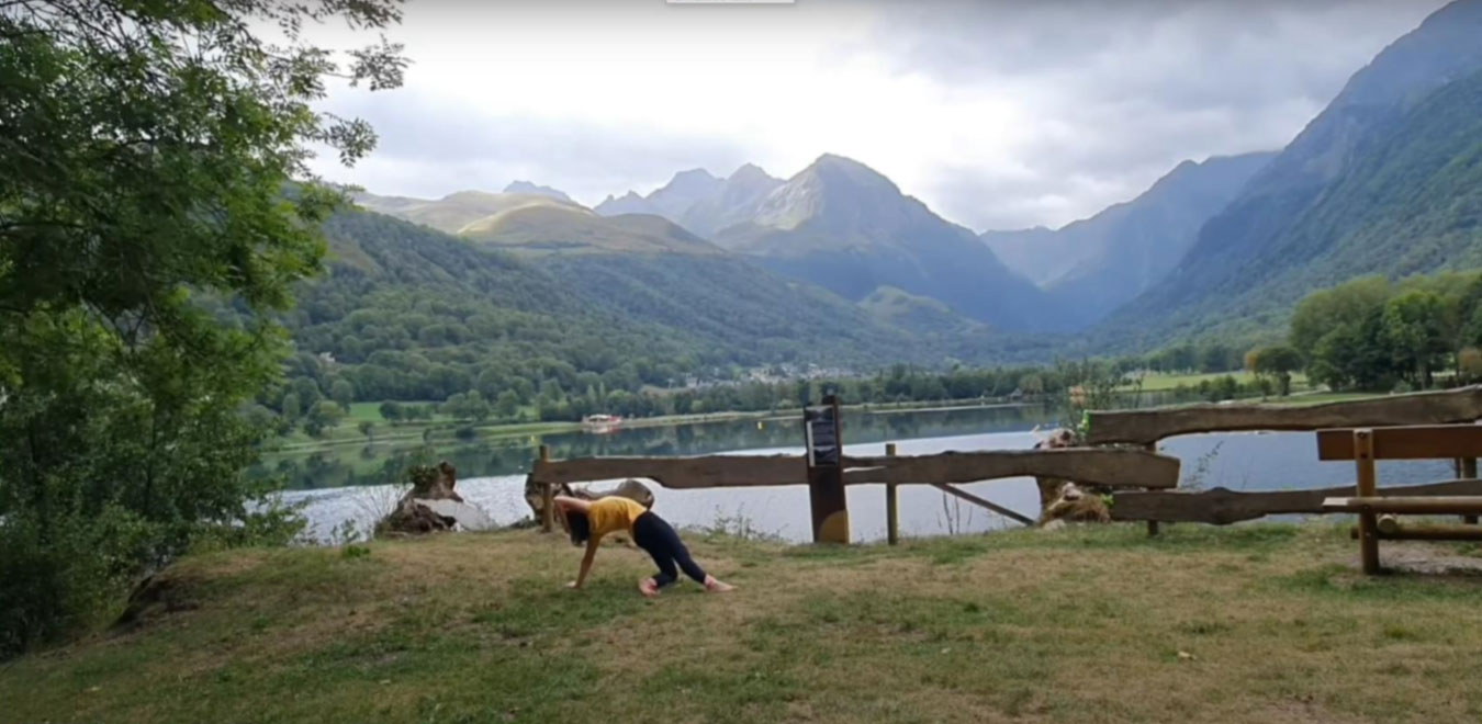 Position extension : Genoux à terre, main gauche au sol bras tendu, main droite posée sur l'oreille gauche.