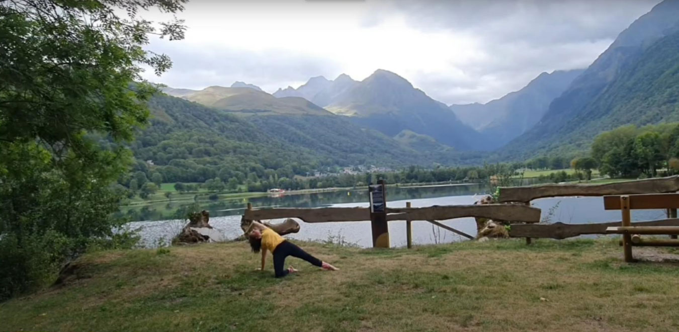 Position extention : Pieds à terre, main & genou droits au sol, jambe gauche tendue, main gauche sur front.
