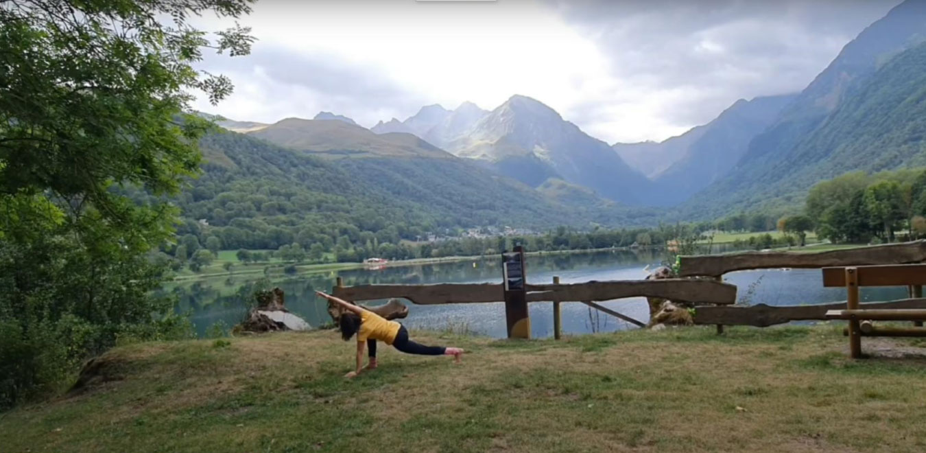 Position extension : Pieds & main gauche au sol, genou droit plié, jambe gauche tendue, bras droit à l'horizontale.