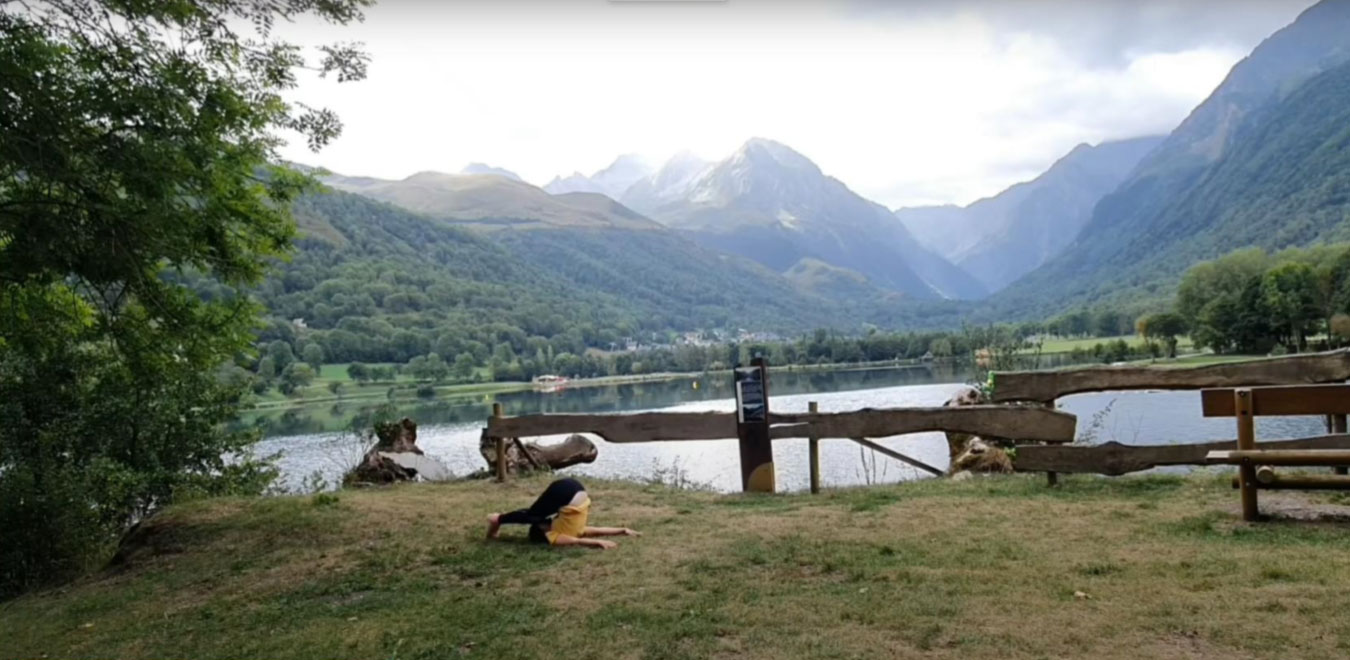 Position du poirier : Nuque & bras au sol, dos vertical, genoux en appui sur la tête, orteils posés au sol.