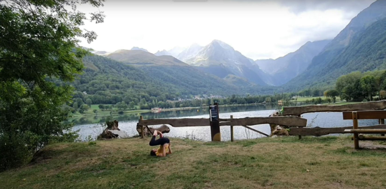 Position du poirier : Nuque & coudes au sol, cuisses en appui sur les mains, genoux au-dessus de la tête, orteils joints en "pointe".