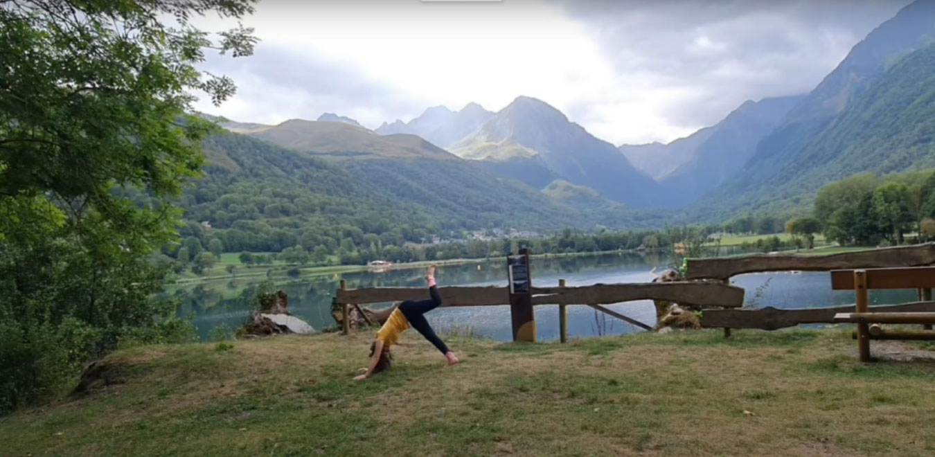 Position pyramide : Mains & pied gauche au sol, fessiers sommet du triangle, pied droit fléchi & en l'air.