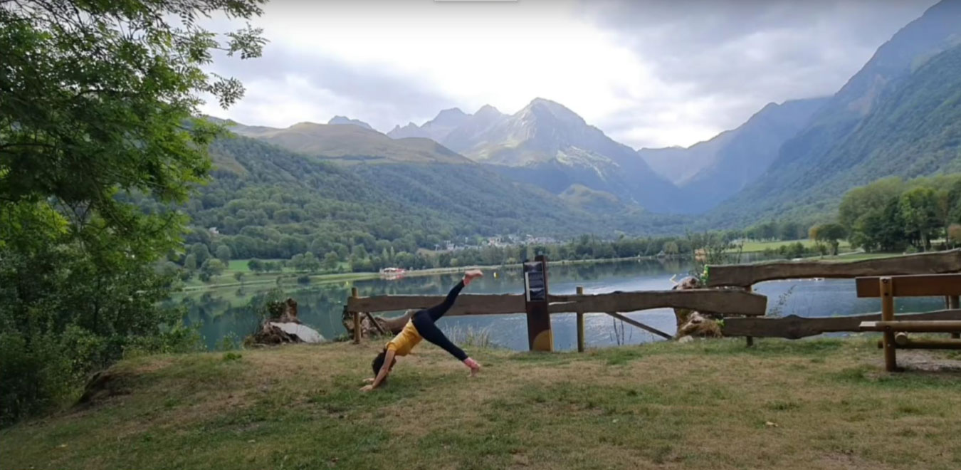 Position triangle : mains & pied droit au sol, fessiers sommet du triangle, jambe gauche tendue & en l'air.