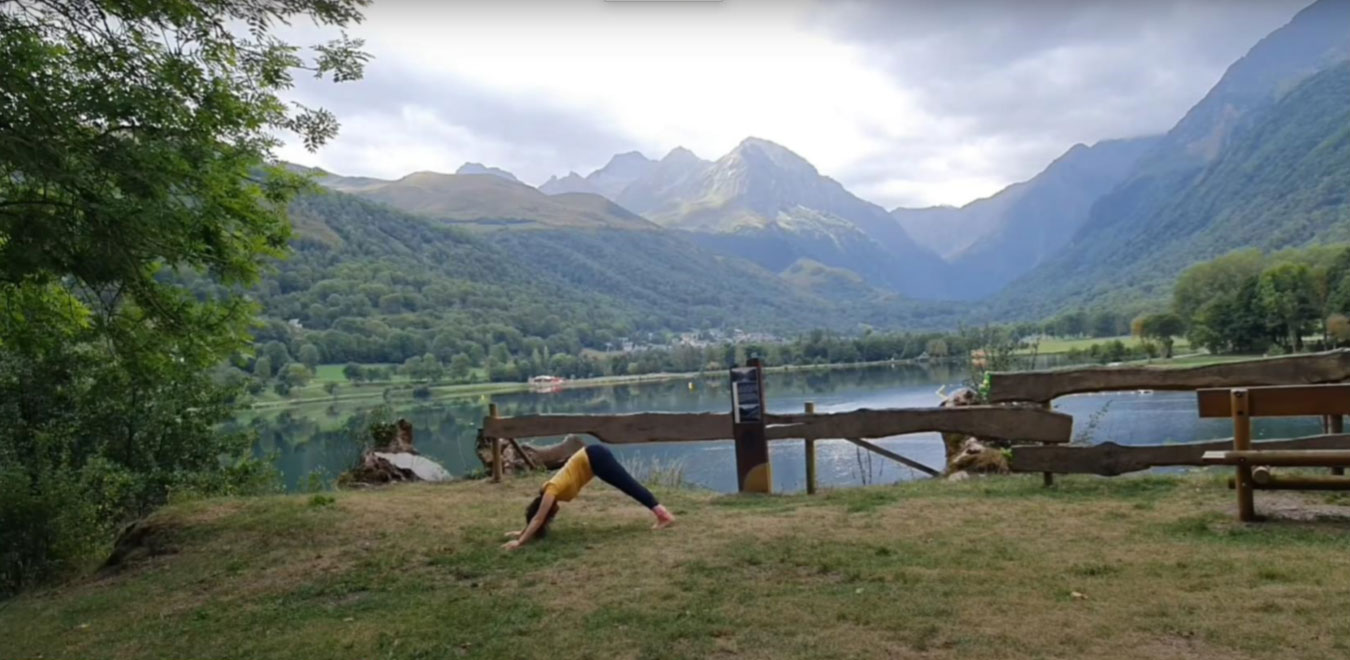 Méthode Pilates avec Mylène : Position triangle, mains & pieds au sol, bras & jambes tendus, fessiers le sommet du triangle.