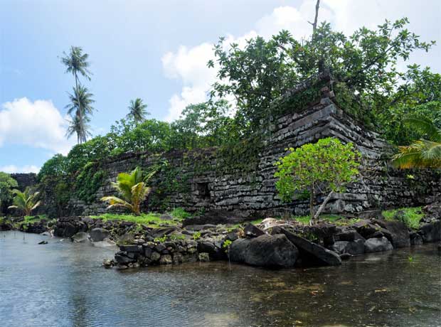 Monument cyclopéen de la ville de Nan Madol sur les îles Carolines, dans l'océan Pacifique.