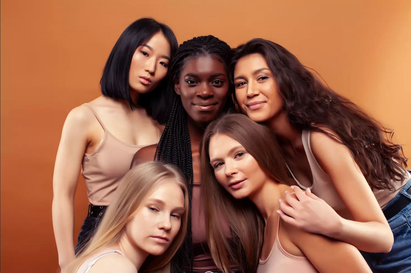 Multi ethnies chez les femmes, cinq pigmentations différentes.