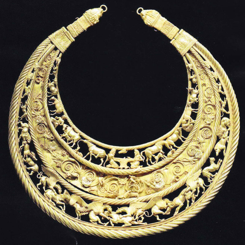 Pectoral scythe en or