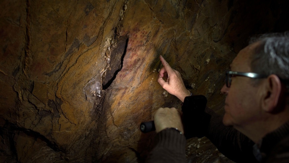 Peinture sur stalagmite à la Cueva de Ardales en Espagne