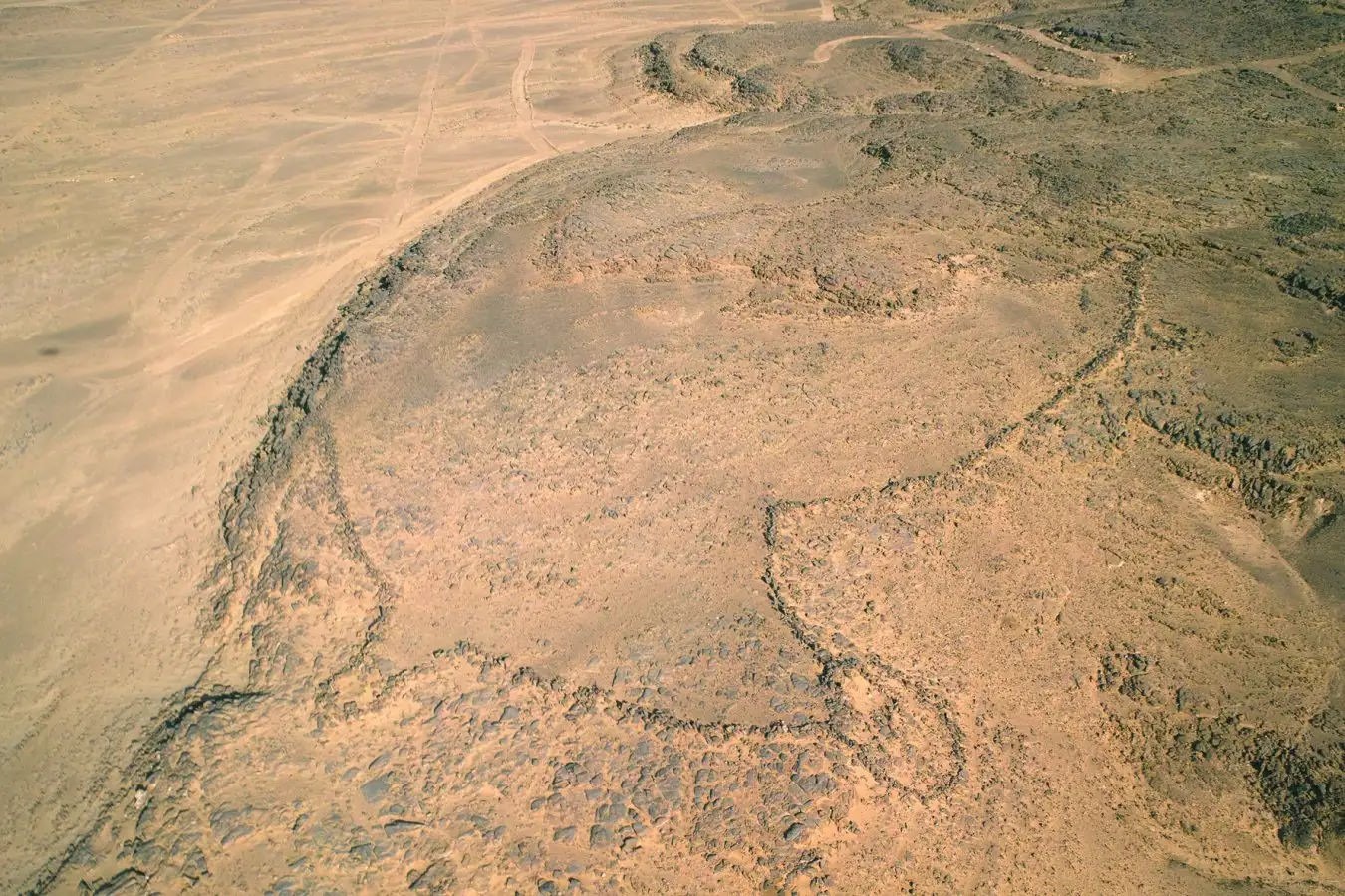 Vue aérienne d'une grande structure en forme de cerf-volant ("cerf-volant du désert", car en forme de flèche) à Jebel az-Zilliyat, Arabie Saoudite.