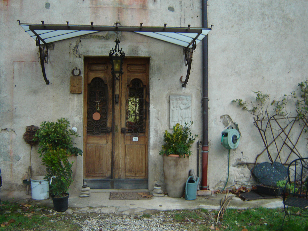 Porte d'entrée du gîte "Au Fil de Soi" d'Issamoulenc, dans l'Auzène, en Ardèche.
