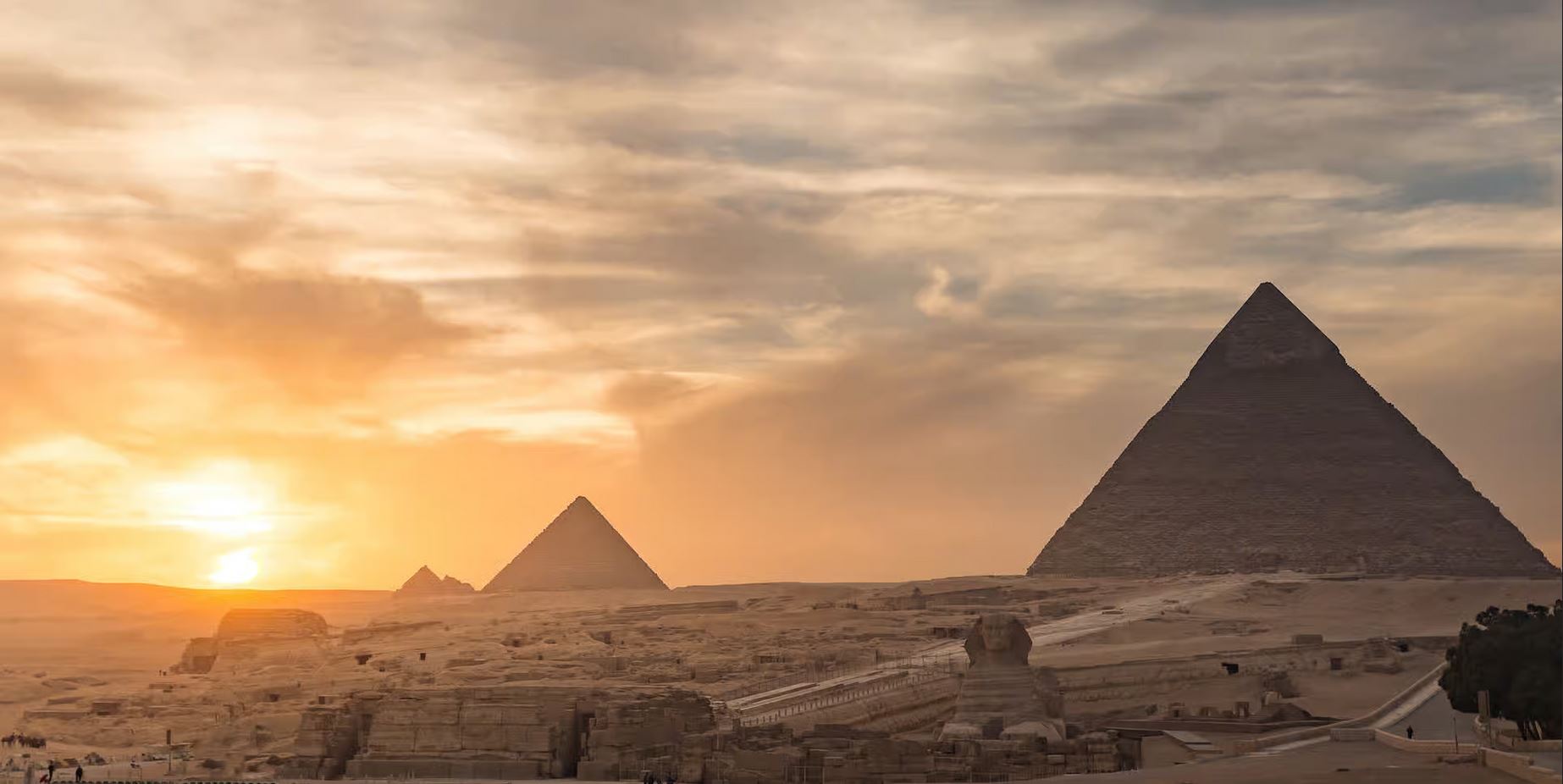 Pyramides & sphinx sur le plateau de Gizeh en Egypte.