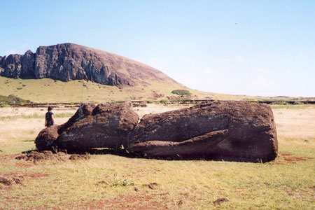 Moaïs sur la pente du volcan Rano Raraku sur l'île de Pâques.