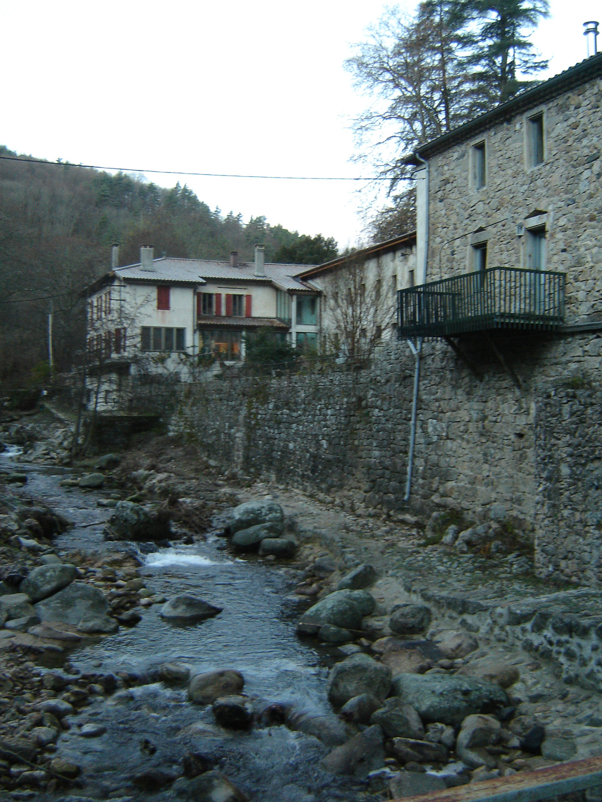 Rivière Auzène au pied de "Au Fil de Soi" d'Issamoulenc en Ardèche.